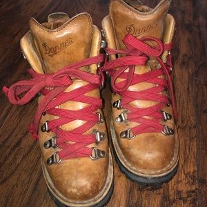 Dinner Light Moutain Cascade Boot